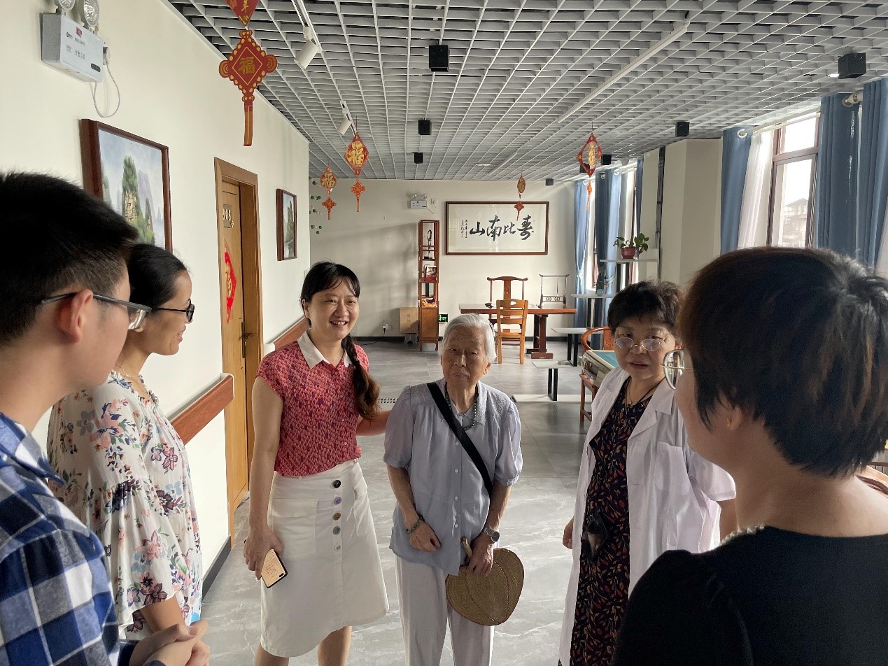 与老人交谈 与老人交谈
