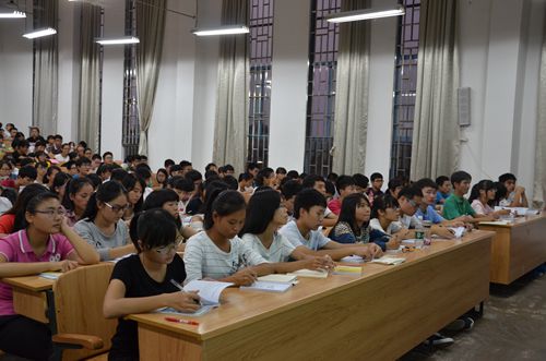 学员们认真聆听