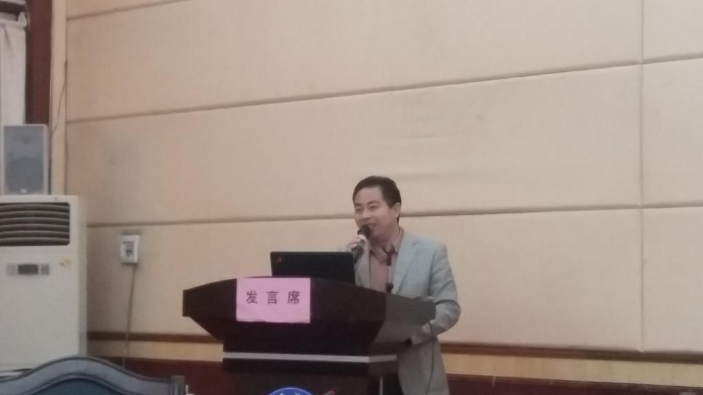 唐重振副教授在大会发言