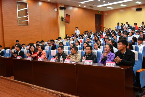 公司领导老师与同学们一同观看