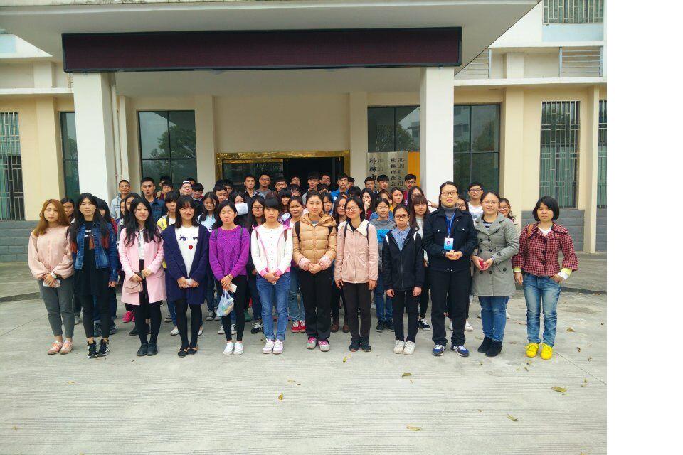 图二 在桂林市救助站和民办社工机构孵化基地合影