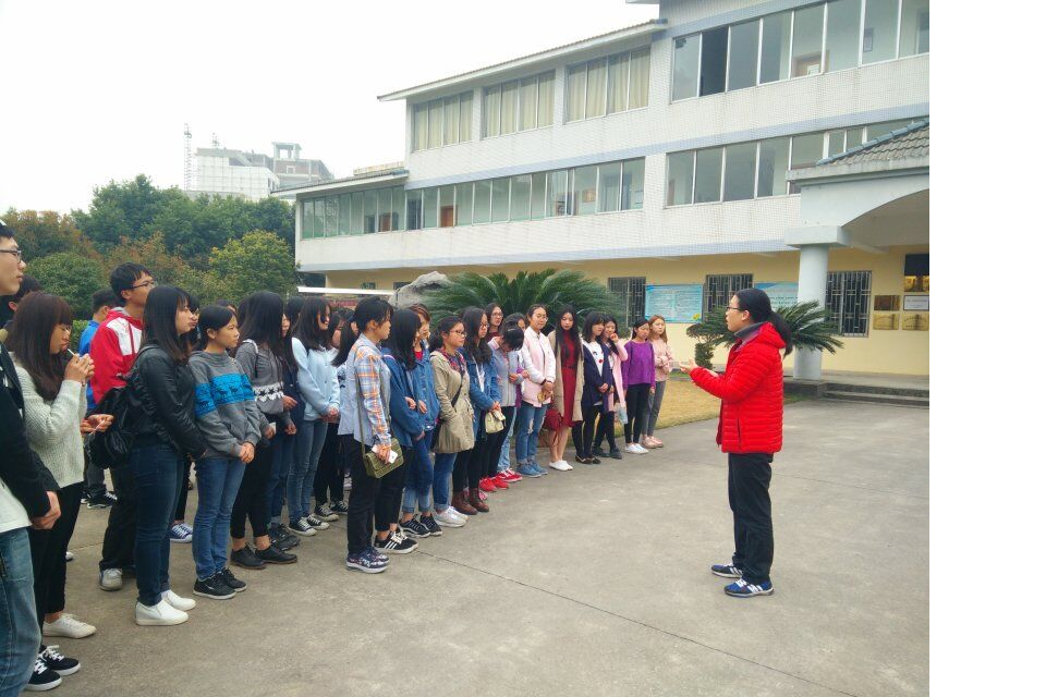 图三 2015级社工员工在救助站参观学习
